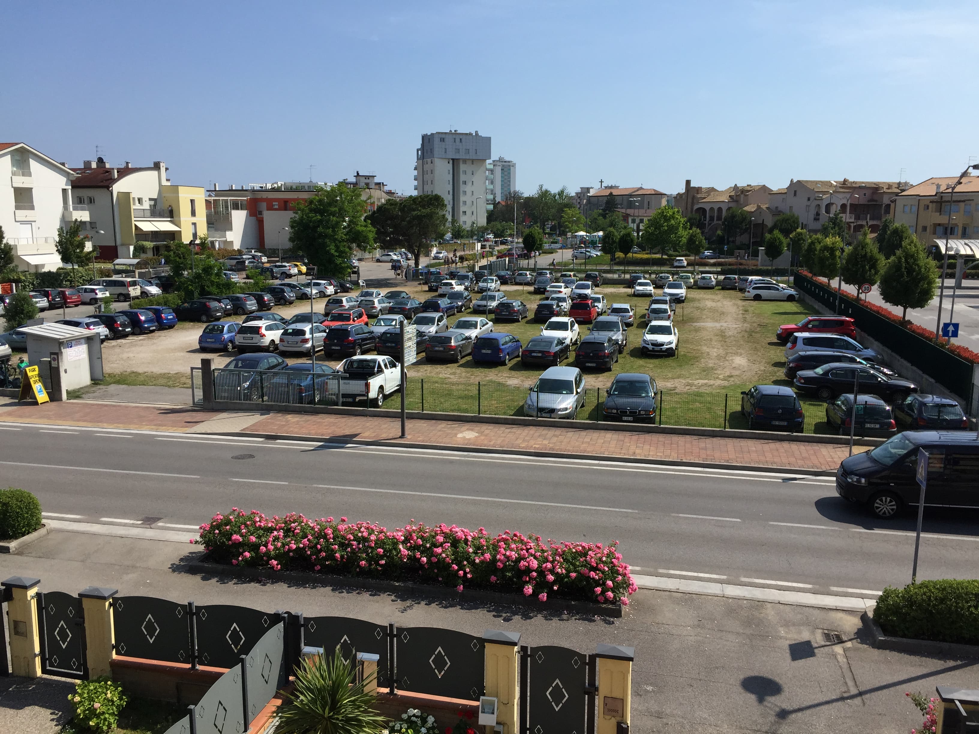 Vista del parcheggio dall'alto laterale